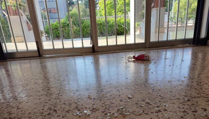 Battipaglia, raid vandalico al liceo Medi: vetrata sfondata a bottigliate