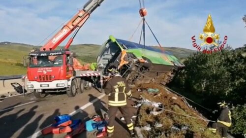 Un bus finisce in scarpata sull’A16, un morto e 14 feriti