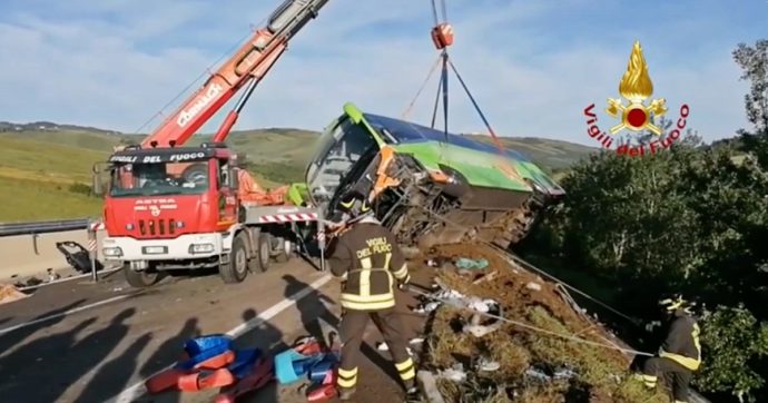 Un bus finisce in scarpata sull’A16, un morto e 14 feriti