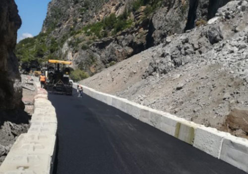 Strada Mingardina, cadono sassi. Auto colpita