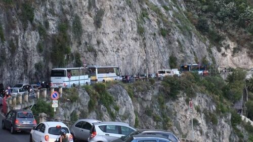 In costiera Amalfitana strada bloccata a Conca dei Marini per delle piante pericolanti