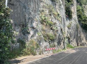 Statale Amalfitana chiusa, l’ira del comparto turistico. “Ennesimo colpo inferto”