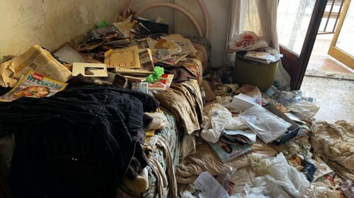 Salerno, i volontari dell’Humanitas ripuliscono l’appartamento dell’accumulatrice seriale di materiale