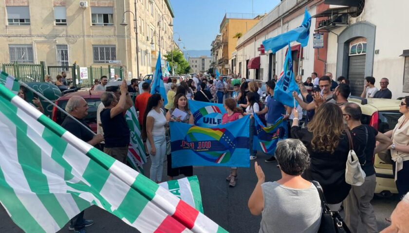 Fermata la “deportazione” dei disabili gravi in Rsa al distretto di Nocera Inferiore. Protesta con 300 persone in piazza