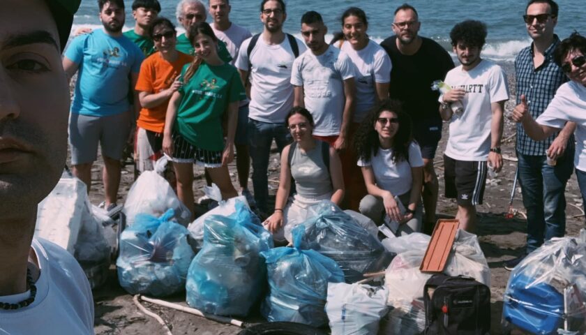Spiaggia di Salerno ripulita dai volontari: rimossi oltre 100 chili di rifiuti