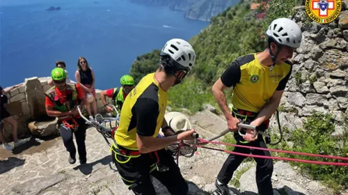 Turista cade e si fa male sul sentiero degli Dei in Costiera Amalfitana, salvata