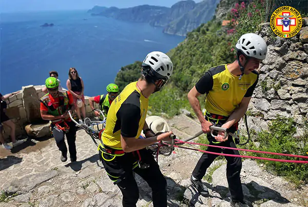 Turista cade e si fa male sul sentiero degli Dei in Costiera Amalfitana, salvata