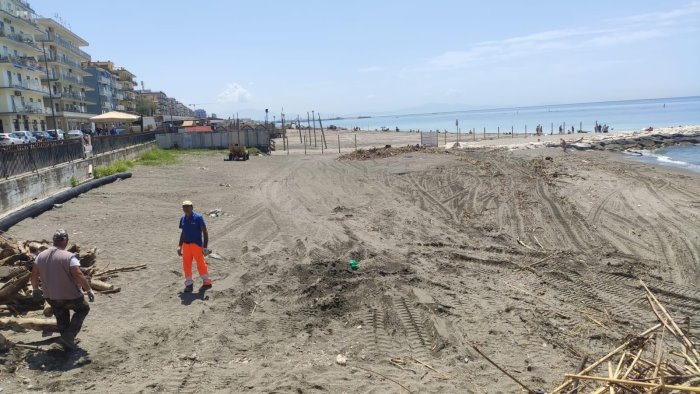 Ripulite le spiagge di Salerno: anche le guardie ambientali per il decoro