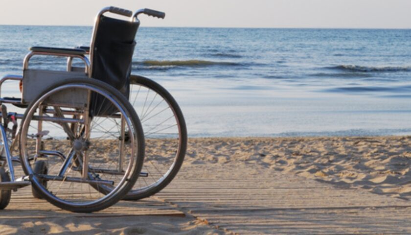 Pontecagnano, disabile porta in spiaggia sedia richiudibile ma gli vietano l’ingresso