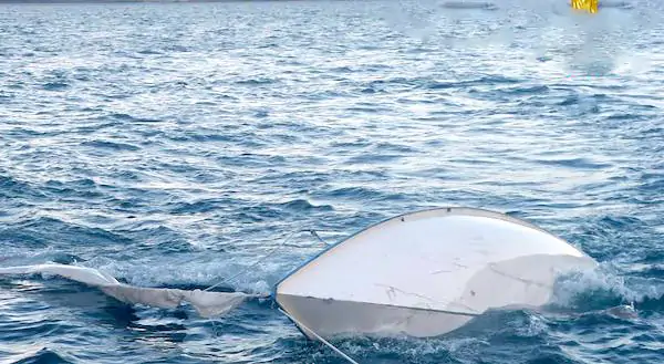 A Salerno barca a vela finisce contro gli scogli durante la notte, due feriti