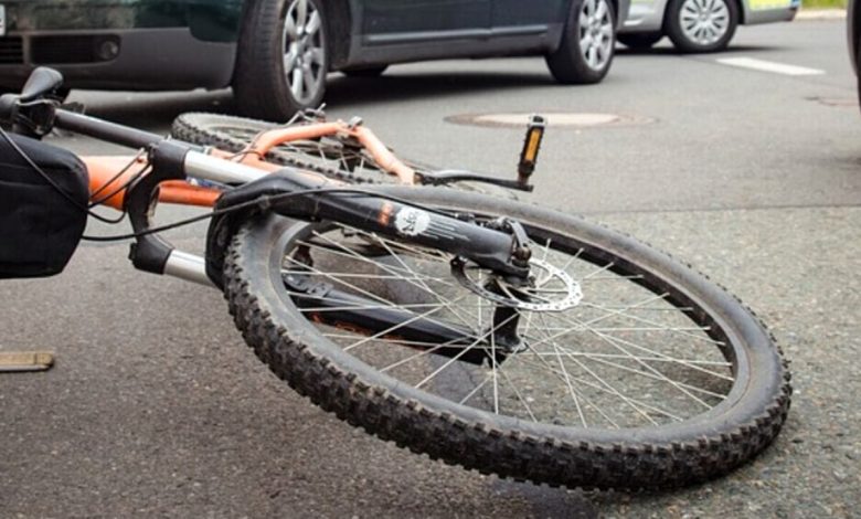 A Montecorvino Pugliano un tir travolge una bicicletta elettrica: due feriti, uno è grave