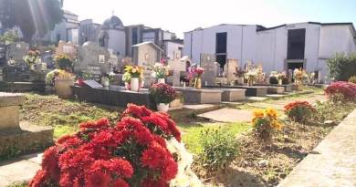 Nel cimitero di San Pietro a Tanagro donna lascia un coltello conficcato in una foto