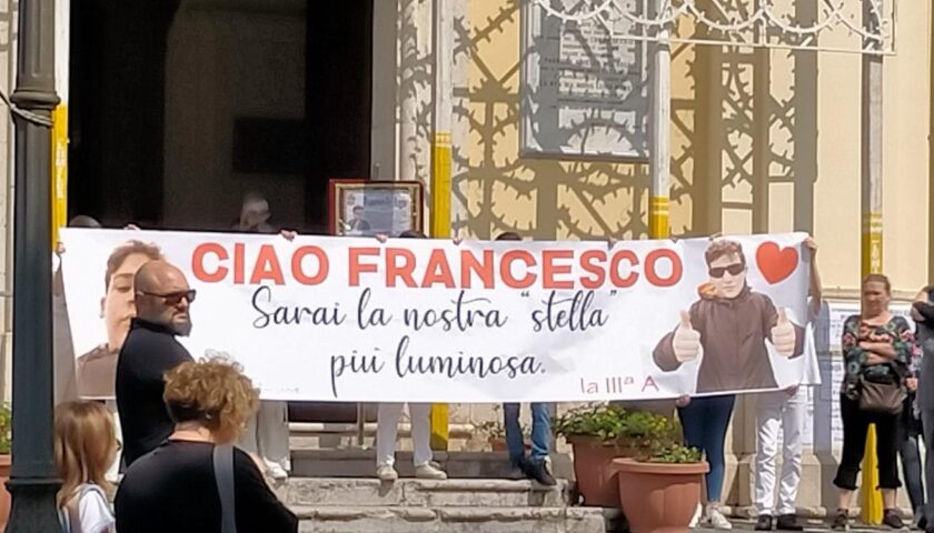 L’ultimo saluto a Francesco: “Sarai la nostra stella più luminosa”