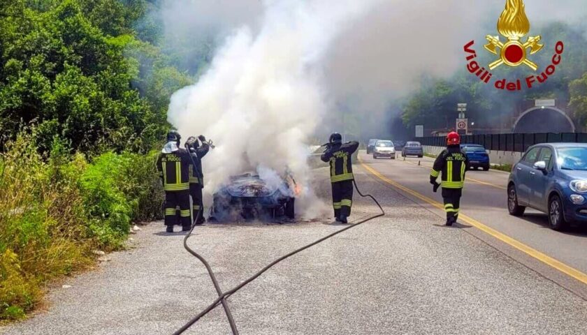 Auto in fiamme sul raccordo a Serino: paura per quattro giovani salernitani