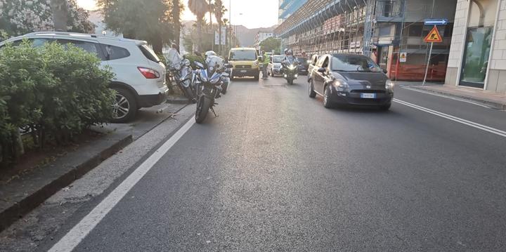 Salerno, incidente sul lungomare: centauro gravissimo