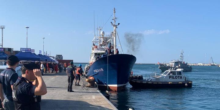 Salerno, arrivata nel porto la nave con 172 migranti