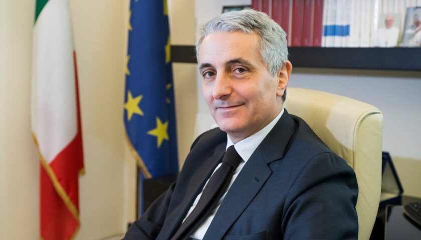 Presentazione del libro di Quagliariello annullata, De Luca tuona: “Colpa di un cafone doc, indegno di vivere in una società civile”