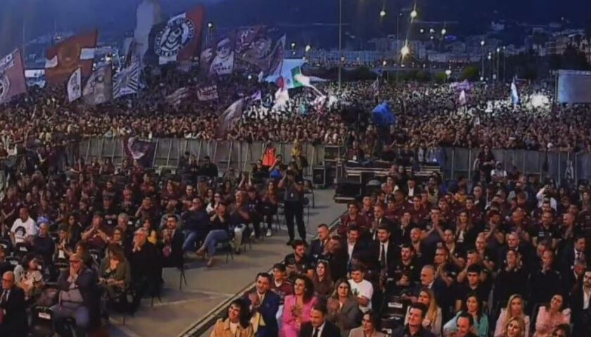 Festa Salernitana, a migliaia in piazza della Concordia per omaggiare i granata