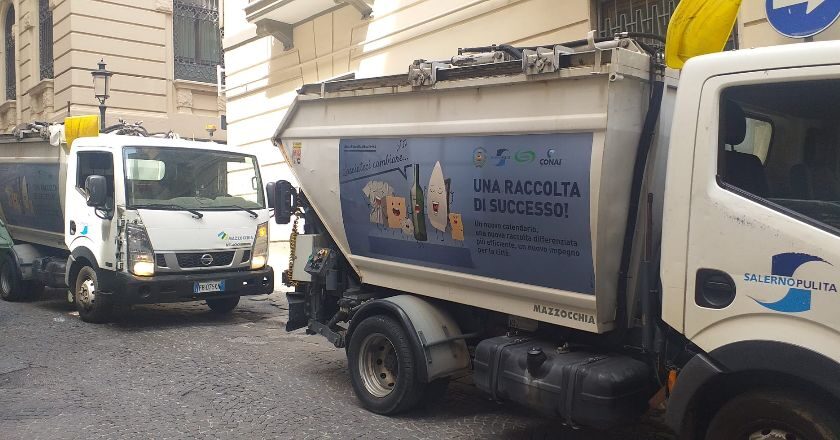 Organico e plastica raccolti anche di pomeriggio in centro e nel centro storico di Salerno.  Già 73 commercianti hanno aderito