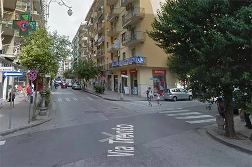 Salerno, giovane sfugge a rapina in un self di bevande a Pastena: minacciato con bottiglia rotta