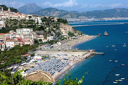 Vietri sul Mare, il sindaco chiude le spiagge libere per tre serate e vieta falò per tutta l’estate