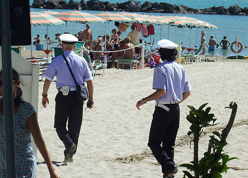 Castellabate, lotta agli ambulanti delle spiagge. Sequestro di merce