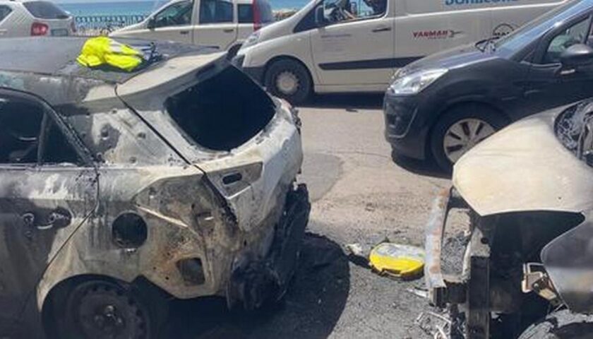 Salerno, si indaga sulle due auto in fiamme sul lungomare Marconi