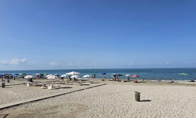 Salerno, inaugurata spiaggia con servizi per i disabili