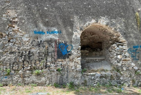 Nocera Inferiore, imbrattate le mura del Castello Fienga