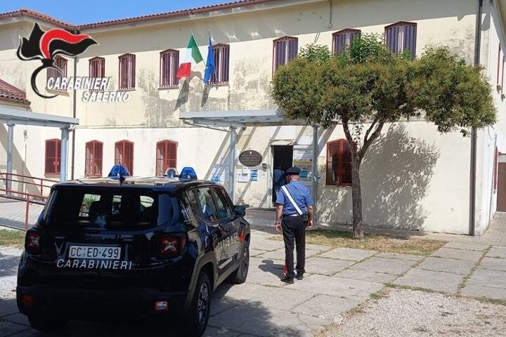 Furto e incendio a danno di un istituto scolastico di Capaccio/Paestum: 4 minorenni ai domiciliari