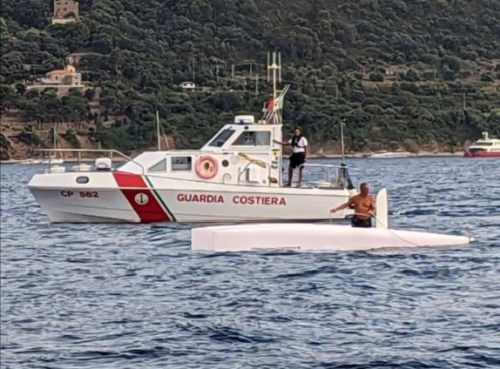 A Castellabate si ribalta catamarano a vela, diportista salvato