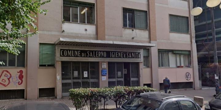 Salerno, il Comune mette in vendita l’ex palazzo di Igiene e Profilassi di via Mobilio