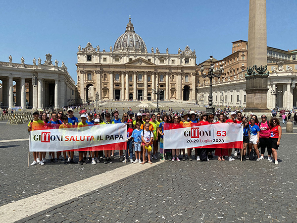 Papa Francesco saluta i Giffoner all’Angelus in piazza San Pietro