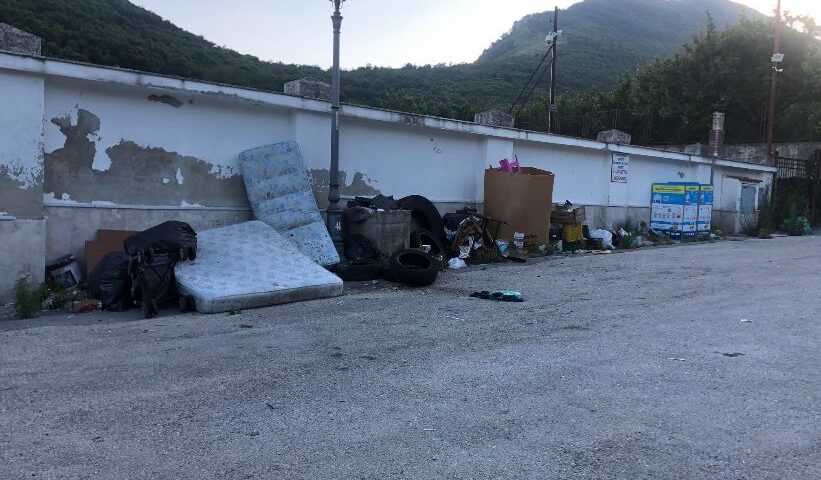 ANCORA RIFIUTI NELL’AREA ESTERNA DEL CIMITERO COMUNALE DI BRACIGLIANO. ANCORA UNA DENUNCIA DEI CONSIGLIERI DI OPPOSIZIONE DEL GRUPPO “RADICI”