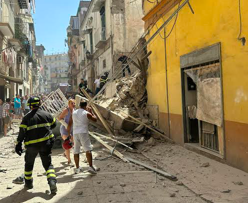 Crolla palazzina di tre piani a Torre del Greco