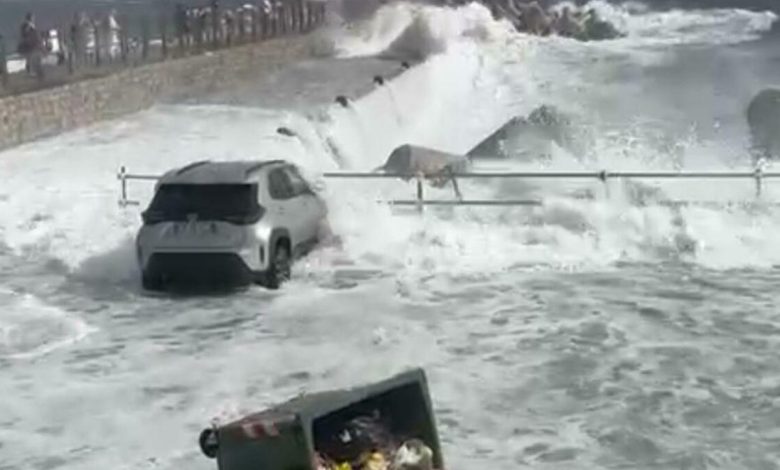 Amalfi, onde invadono il parcheggio della Darsena