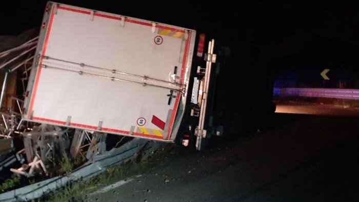 Incidente verso Palinuro: camion si ribalta sulla strada Mingardina