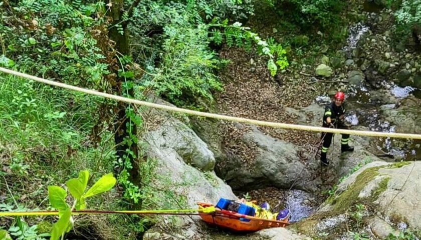 Cava de’ Tirreni, giovane scivola tra le rocce in zona Badia: salvato dai vigili del fuoco