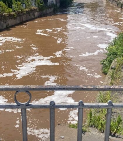 Scafati, acque del Sarno di colore marrone. Aliberti va in procura: “Delinquenti”