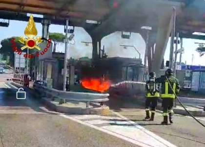 Auto in fiamme in autostrada, giovani scappano e si salvano