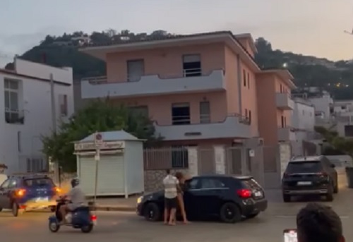 A Bacoli sesso in strada tra due giovani, video choc