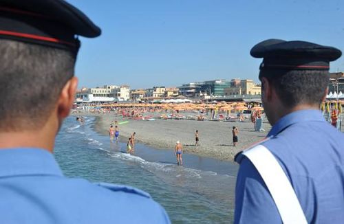 Salerno, tenta di annegare il cane e aggredisce i bagnanti