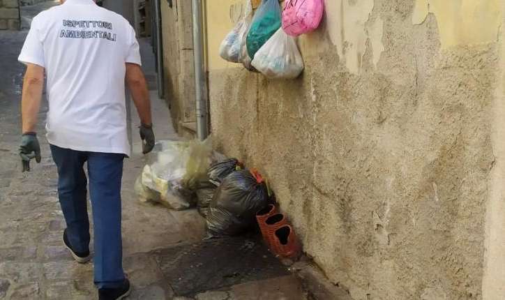 Eboli, sacchetto selvaggio: fioccano le multe nel centro storico