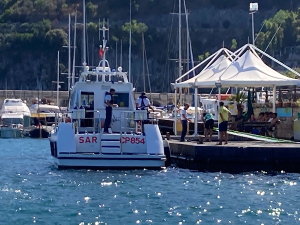 Erchie, batte la testa sullo scafo: la guardia costiera lo mette in salvo