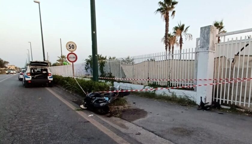 Pontecagnano, moto contro palo di illuminazione: muore 49enne