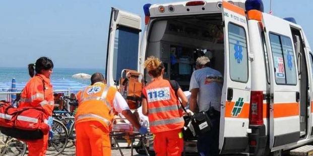 Malore in spiaggia a Camerota, turista salvata