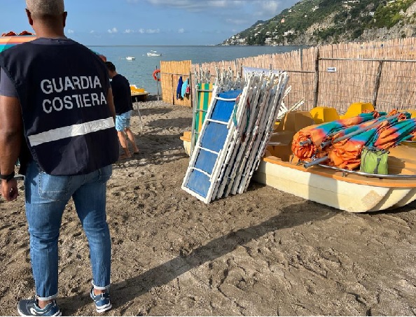 Operazione in spiaggia a Vietri sul Mare, sequestrate attrezzature balneari