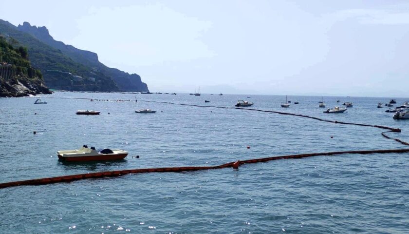 Mare sporco a Salerno, la soluzione possono essere i cordoni di protezione