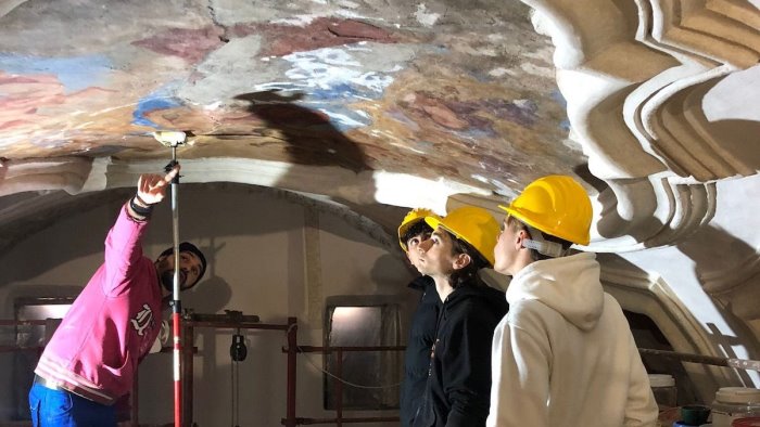 Sala Consilina, gli affreschi della cappella Acciari tornano a risplendere grazie agli studenti