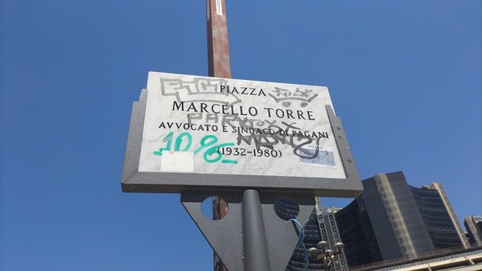 Ripulita la targa dedicata a Marcello Torre imbrattata a Napoli